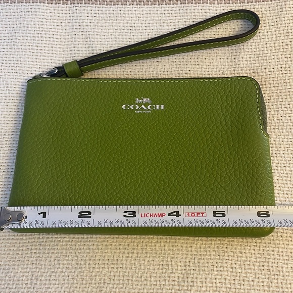 NWOT Coach Green Wristlet - Picture 8 of 10